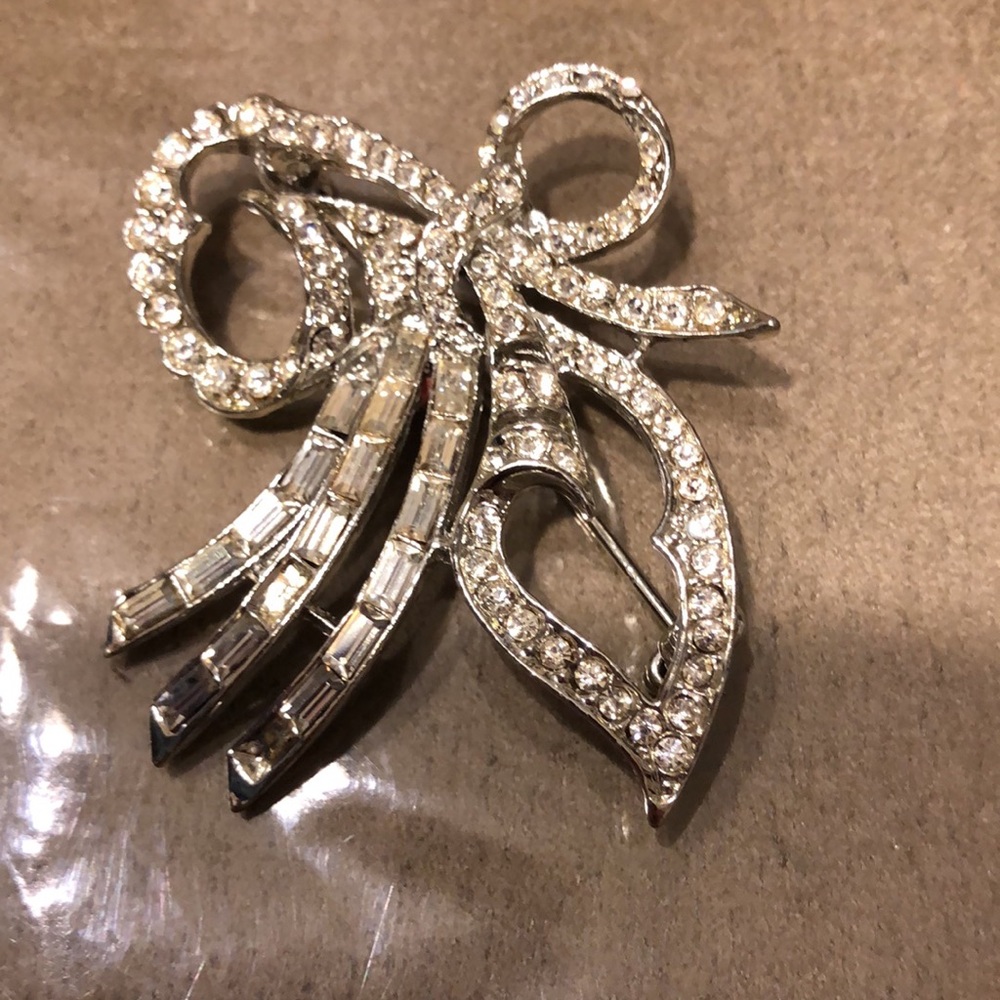 Gorgeous Vintage🥳HP🥳Rhinestone Bow Pin
